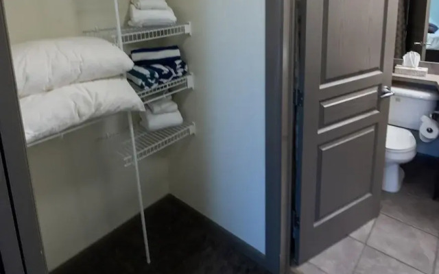 Pool Level 2 Bed, 1 Bath - Unit 371