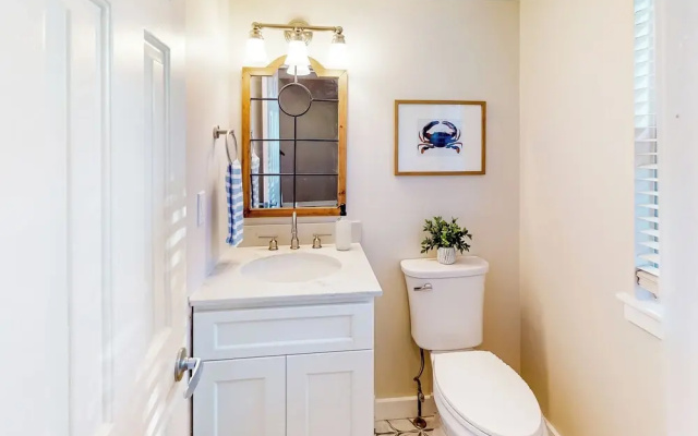 3BR Dog-friendly Retreat w/ Fireplace & Patio