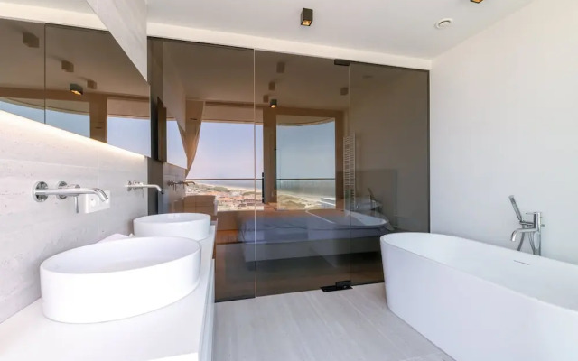 Huswell - Minimalist Coastal Luxury Panoramic View