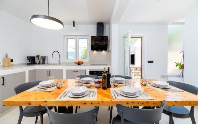 Amazing Home in Blato with Hot Tub, WiFi & 5 Bedrooms