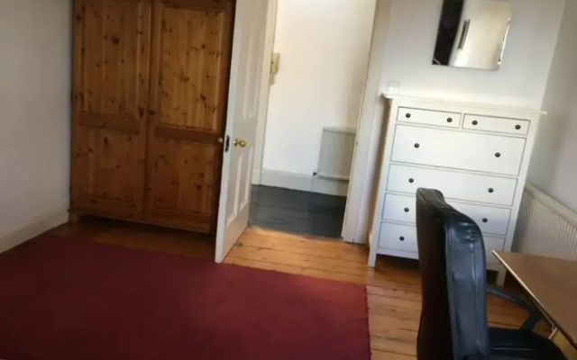 Spacious 4 Bedrooms Apartment in City Centre