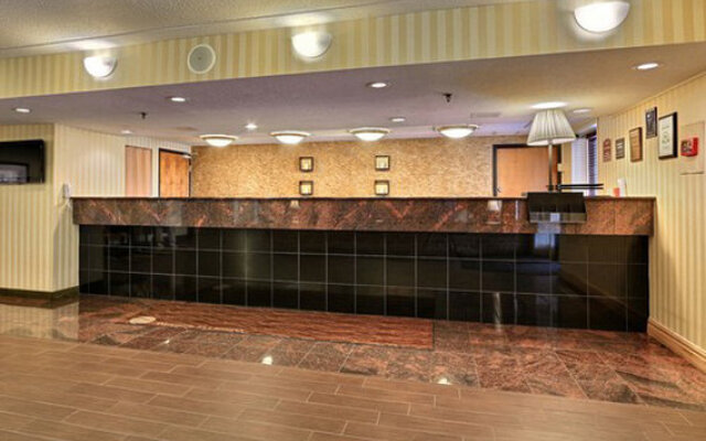 Econo Lodge Inn & Suites
