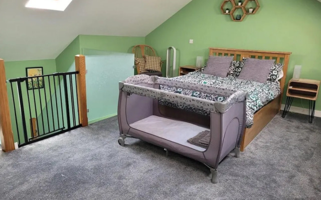 Forest Cedar Lodge, Cinderford, Sleeps 4