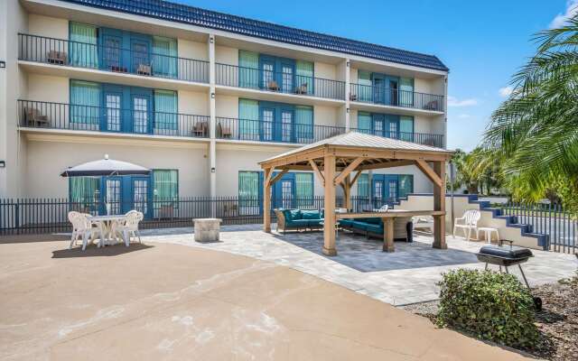 Clarion Inn & Suites Central Clearwater Beach