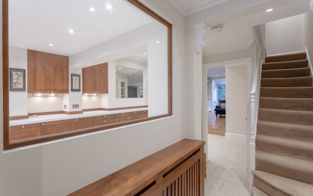 4 Bedroom Family House in Shepherd's Bush