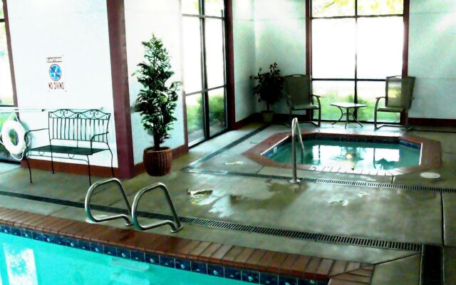 Rogue Regency Inn and Suites