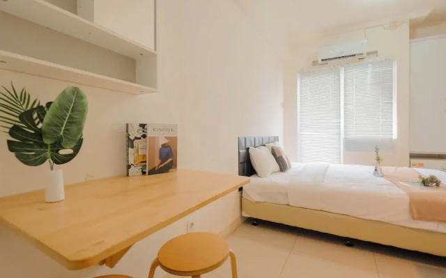 Cozy Studio with Direct Access to Mall at Green Pramuka Apartment – Guest Rooms – Jakarta