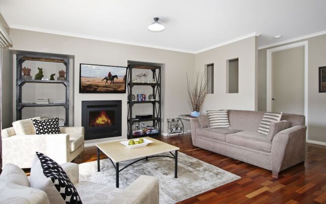 Collins Retreat - 4 Bedroom home with Pool