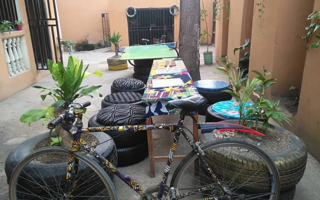 Room in House - Unrivaled Comfort at Val's Residence With King-sized bed