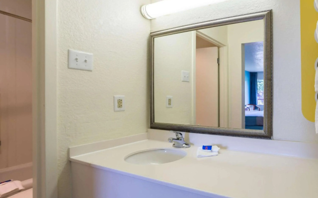 Motel 6 Spring Hill, FL - Weeki Wachee