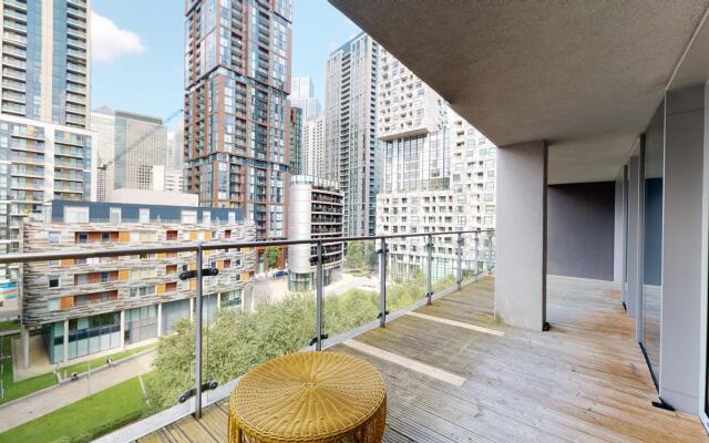 Deluxe Two Bed Apartment w Balcony in Canary Wharf