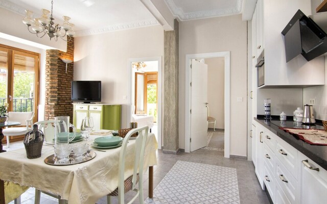 Bright & Elegant City Centre 3 BR Apart
