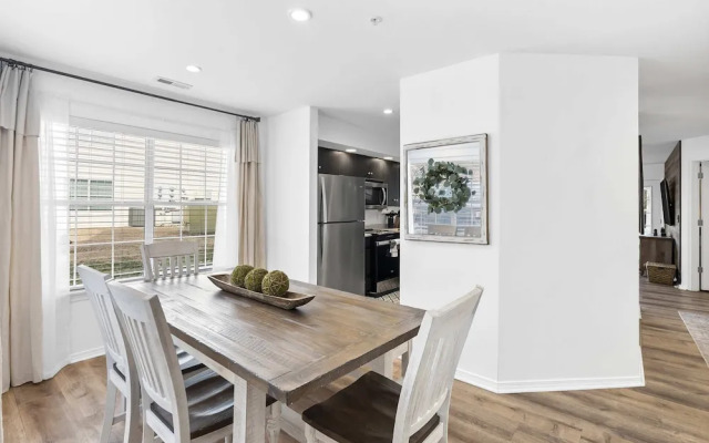 Lake Front Escape For 8!