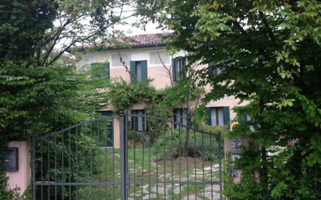 Rose's Garden House