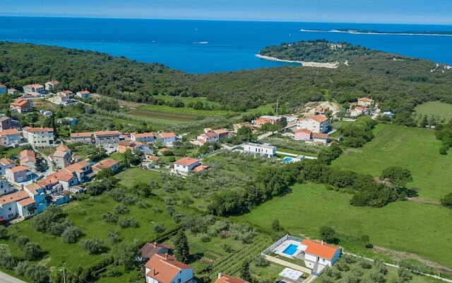 Elegant Villa With Swimming Pool in Pula Near Sea