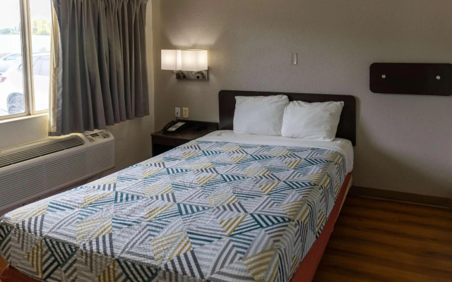 Motel 6 Lufkin, TX