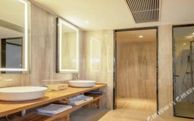 Qianmen Holiday Inn (Zhuhai City Rail Mingzhu Station)