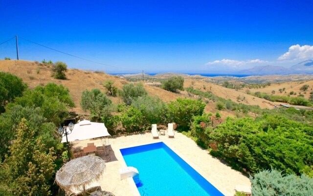 Peaceful Villa on Kamilari with Pool And Sun Lounger