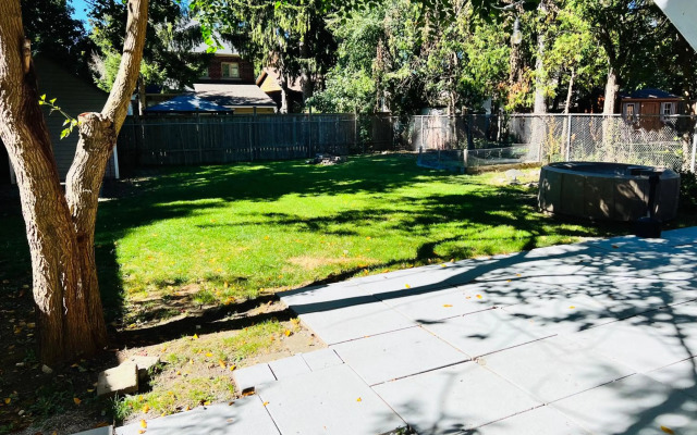 Tranquil & Cozy 30 min to Toronto ~ Backyard ~ Pkg