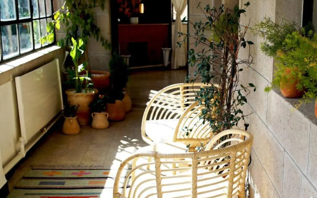 Inspiring 3Bed Unit with Sunny Balcony & Fireplace