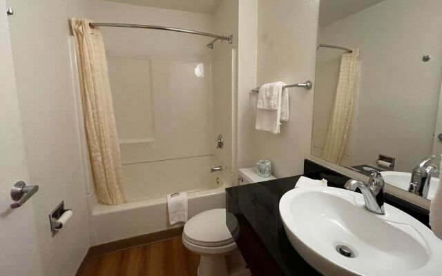 Travelodge by Wyndham Madison Heights MI