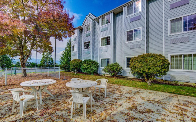 Microtel Sutherlin