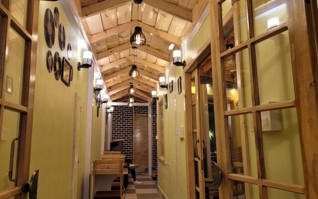 Goroomgo Hidden Chalet Mall Road Nainital