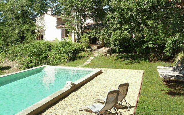 Beautiful holiday villa with privat pool surrounded by vineyard in Entrecasteaux