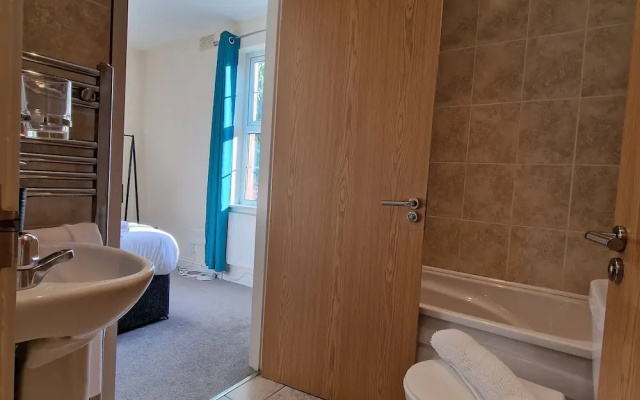 2-Bedroom with Free Parking in Coventry