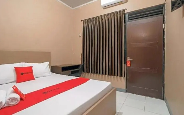 Formerly RedDoorz Syariah @ Bulak Kapal – Guest Rooms – Bekasi