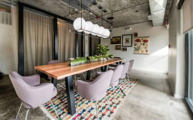 Trumbull and Porter Hotel