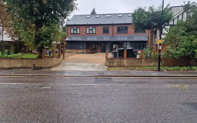 Charming 2-bed Apartment in Purley