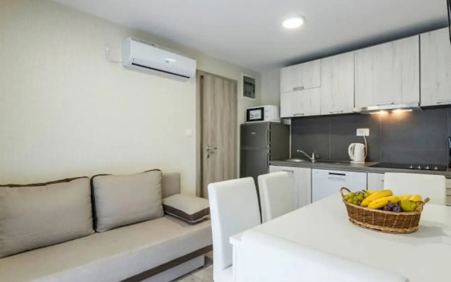 Gorgeous Mobile Home in Banjole With Swimming Pool