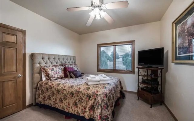 Mountain Views - Three Bedroom Cabin with Hot Tub