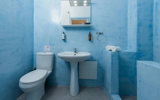 Golden Sunrise Suites - Santorini Pool Bliss Suite