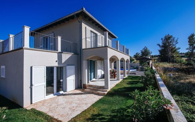 Luxurious Villa Near Vir With Swimming Pool