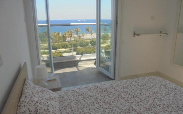Kermia Court - Beach-front, modern 2 bedroom -sleeps 6