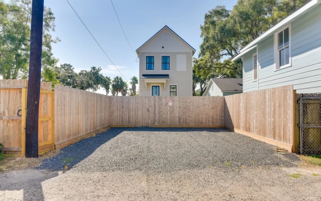 Upscale Home w/ 2 Balconies in Galveston!