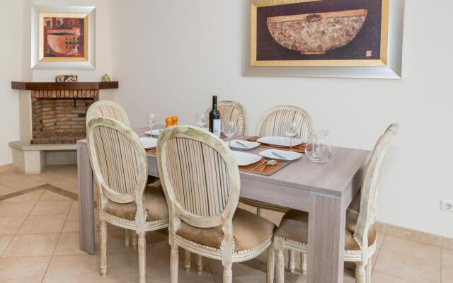 Traditional Townhouse in Vila Sol by Ideal Homes