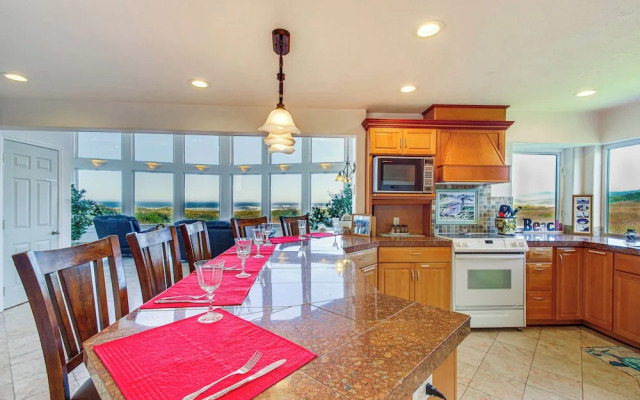 'oceanfront Castle' w/ Hot Tub & Game Room
