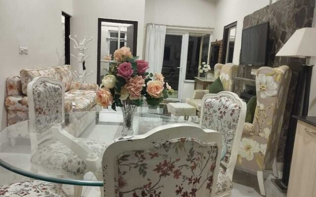 Luxsugero Penthouse Kaichidham