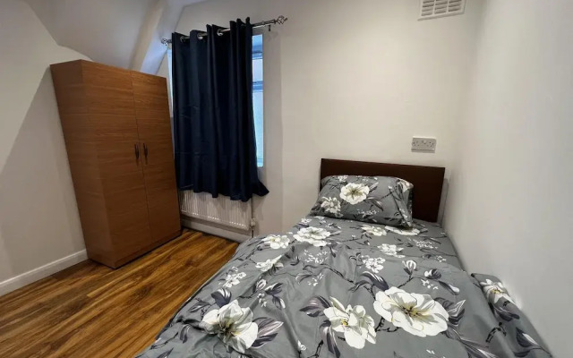 Lovely 6-bed House in Windsor
