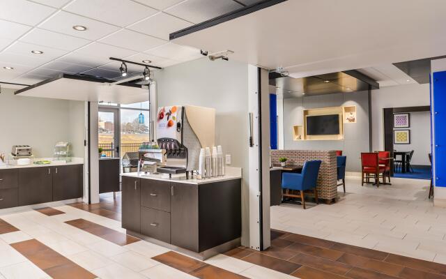 Holiday Inn Express & Suites Kansas City - Lee's Summit, an IHG Hotel