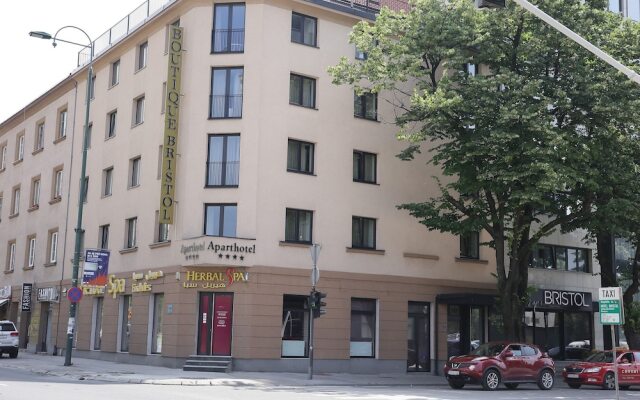 Spacious Serviced Apartment - Free Parking - Breakfast