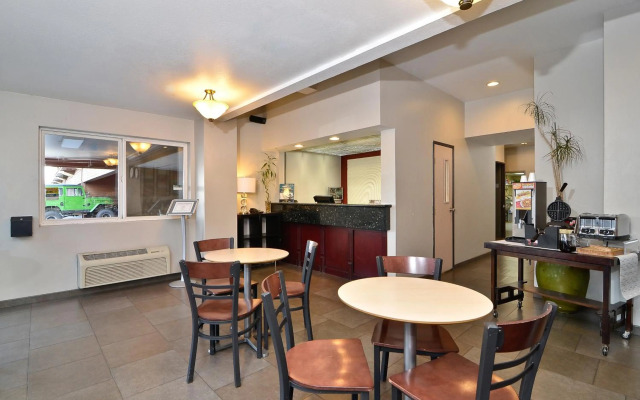 Clackamas Inn & Suites