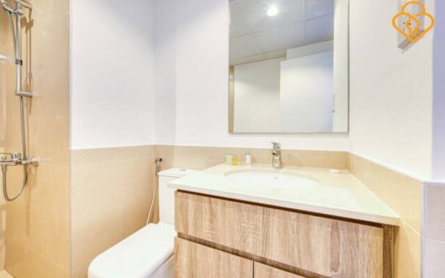 Una Modern Studio Town Square