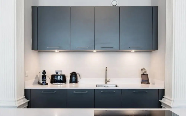 JOIVY York Place Apartment in Georgian City Centre Building