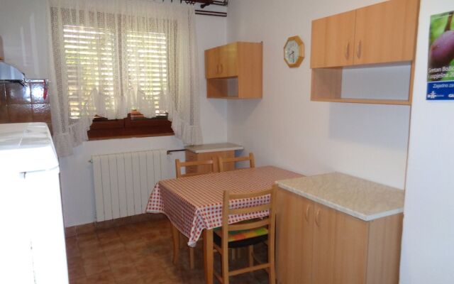 Apartments Ivica - Quiet Street