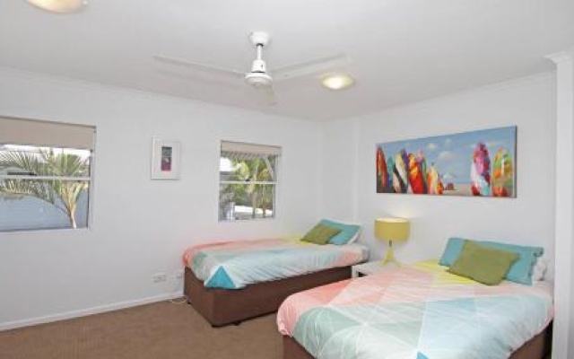 Unit 2, Beach Gallery, 9 Andrew Street Point Arkwright, 500 Bond, Linen Supplied – Guest Rooms – Point Arkwright