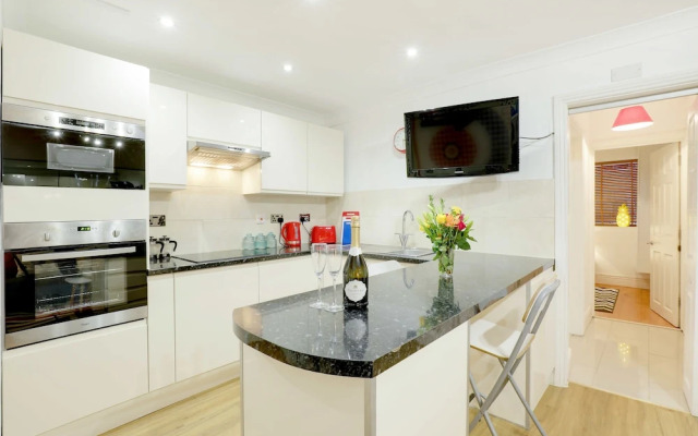 Brighton Getaways-Seaside Patio Apt